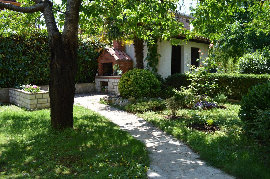 Apartment Bozac Ровин Екстериор снимка