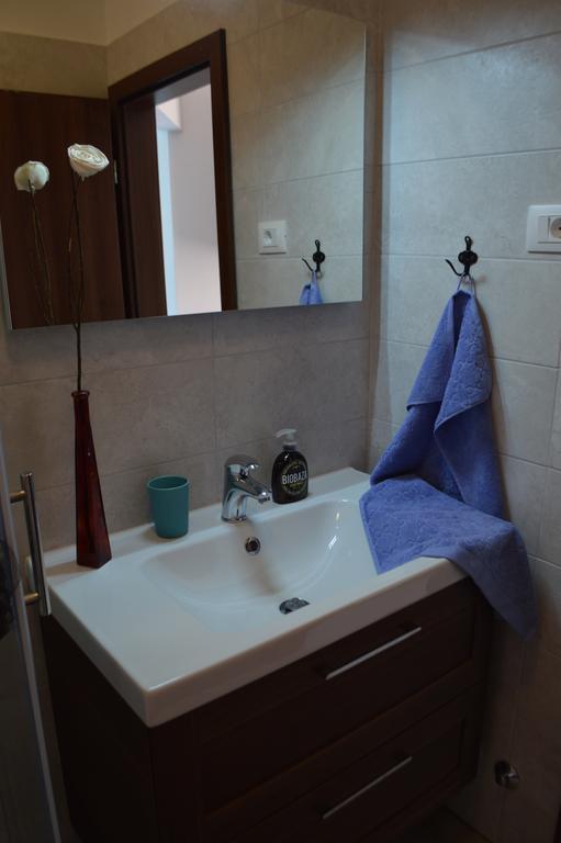 Apartment Bozac Ровин Екстериор снимка